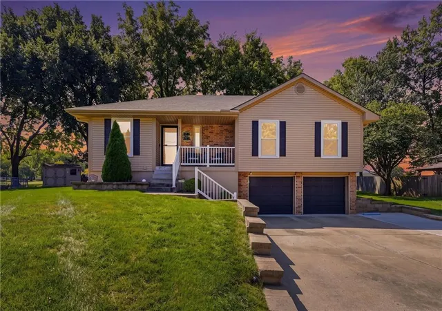 Photo 1 of Sale Pending at 3306 Nw Shannon Ct, Blue Springs, MO 64015 | MLS# 2639292 | Listing updated on 2026-08-31