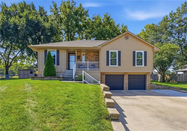 Photo 2 of Sale Pending at 3306 Nw Shannon Ct, Blue Springs, MO 64015 | MLS# 2639292 | Listing updated on 2026-08-31