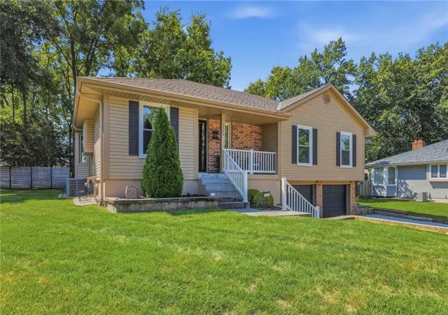 Photo 3 of Sale Pending at 3306 Nw Shannon Ct, Blue Springs, MO 64015 | MLS# 2639292 | Listing updated on 2026-08-31