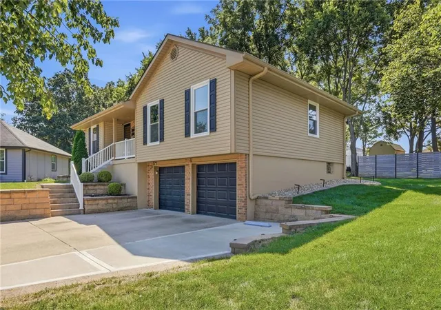 Photo 3 of Sale Pending at 3306 Nw Shannon Ct, Blue Springs, MO 64015 | MLS# 2639292 | Listing updated on 2026-08-31