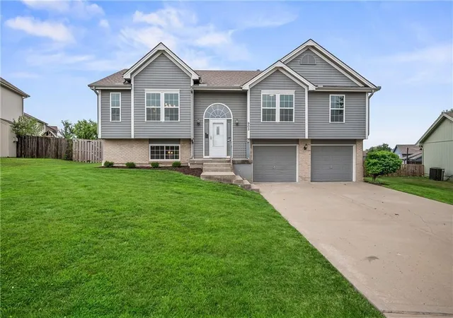 Photo 1 of Sale Pending at 905 Nw 112th Ter, Kansas City, MO 64155 | MLS# 2639305 | Listing updated on 2026-08-28