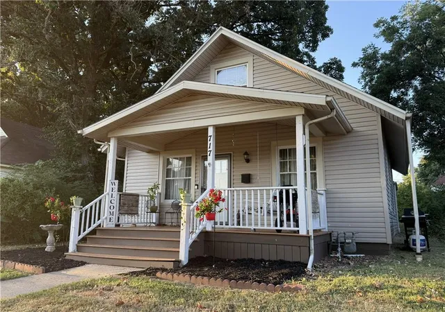 Photo 2 of Sale Pending at 717 W 9th Street, Pittsburg, KS 66762 | MLS# 2639314 | Listing updated on 2026-09-01