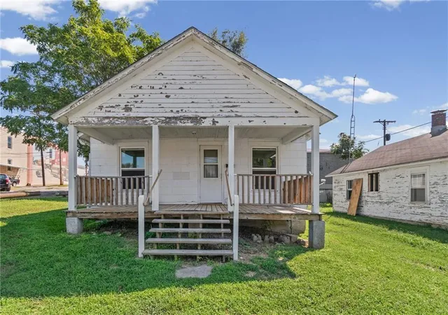 Photo 1 of Single family home for sale at 203 S Folger St, Carrollton, MO 64633 | MLS# 2639334 | Listing updated on 2026-09-01
