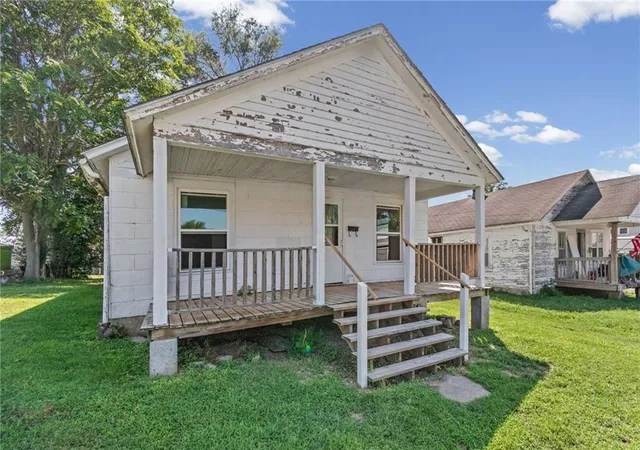 Photo 2 of Single family home for sale at 203 S Folger St, Carrollton, MO 64633 | MLS# 2639334 | Listing updated on 2026-09-01