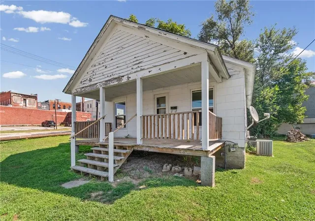 Photo 3 of Single family home for sale at 203 S Folger St, Carrollton, MO 64633 | MLS# 2639334 | Listing updated on 2026-09-01