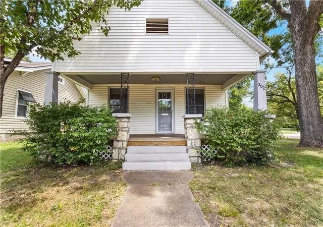 1st image of 302 Pacific Ave, Osawatomie, KS 66064 | MLS# 2639340