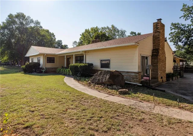 Photo 2 of Single family home for sale at 1410 Washington St, Fredonia, KS 66736 | MLS# 2639366 | Listing updated on 2026-09-03