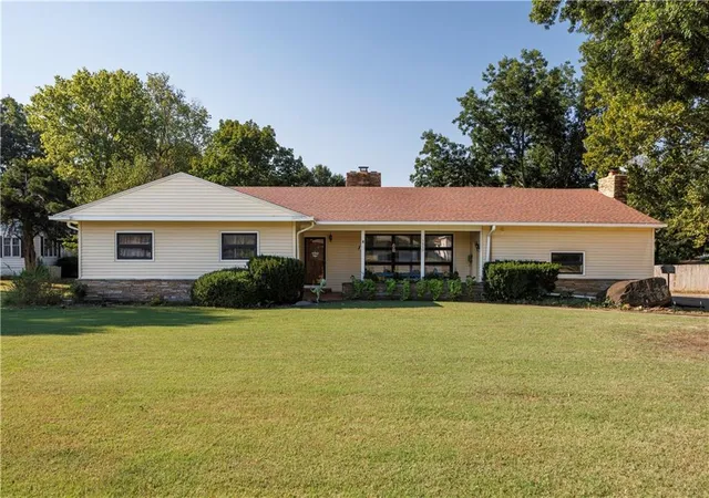Photo 3 of Single family home for sale at 1410 Washington St, Fredonia, KS 66736 | MLS# 2639366 | Listing updated on 2026-09-03