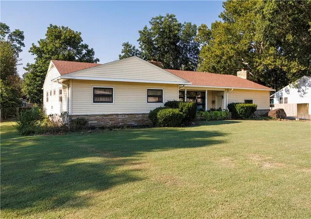 Photo 3 of Single family home for sale at 1410 Washington St, Fredonia, KS 66736 | MLS# 2639366 | Listing updated on 2026-09-03