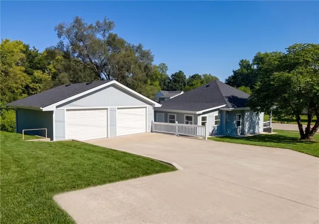 Photo 2 of Single family home for sale at 300 W 7th St, Trenton, MO 64683 | MLS# 2639379 | Listing updated on 2026-08-29