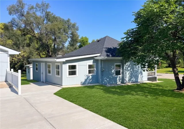 Photo 3 of Single family home for sale at 300 W 7th St, Trenton, MO 64683 | MLS# 2639379 | Listing updated on 2026-08-29