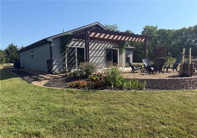 2nd image of 2 Illinois Dr, Linn Valley, KS 66040 | MLS# 2639397