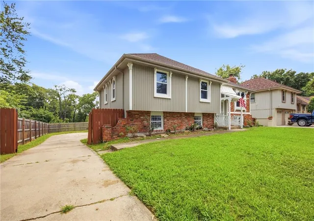 Photo 3 of Single family home for sale at 8113 E 96th Ter, Kansas City, MO 64134 | MLS# 2639400 | Listing updated on 2026-10-02