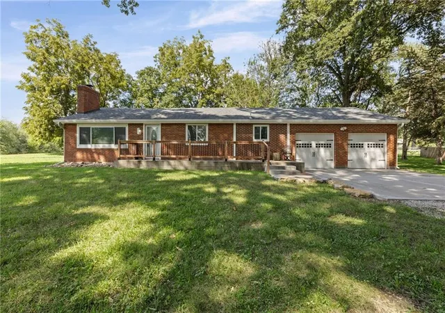 Photo 1 of Single family home for sale at 301 N 169 Hwy, Smithville, MO 64089 | MLS# 2639405 | Listing updated on 2026-08-29