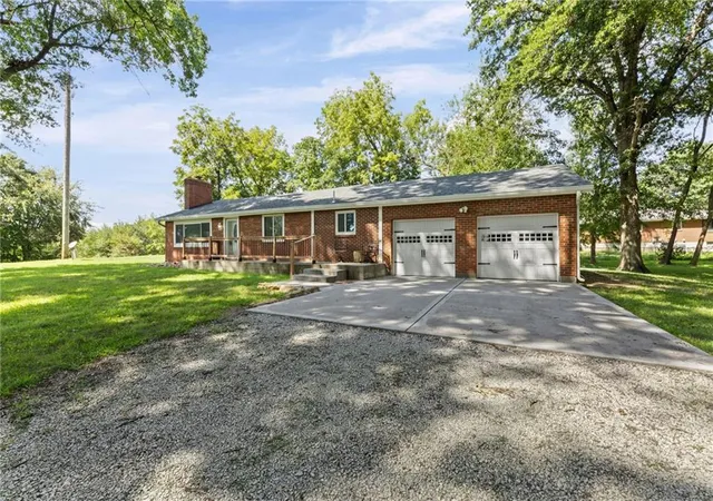 Photo 2 of Single family home for sale at 301 N 169 Hwy, Smithville, MO 64089 | MLS# 2639405 | Listing updated on 2026-08-29