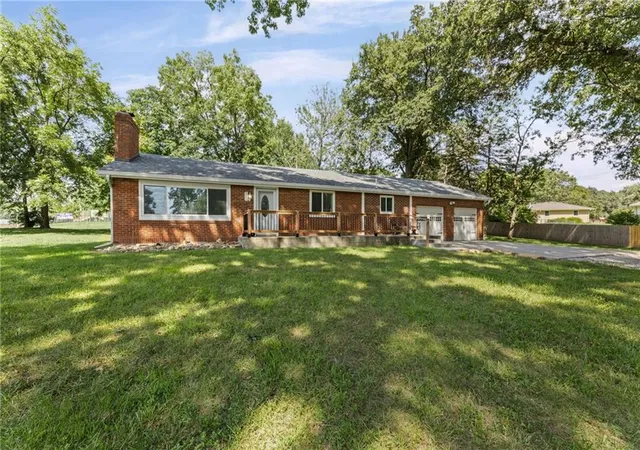 Photo 3 of Single family home for sale at 301 N 169 Hwy, Smithville, MO 64089 | MLS# 2639405 | Listing updated on 2026-08-29