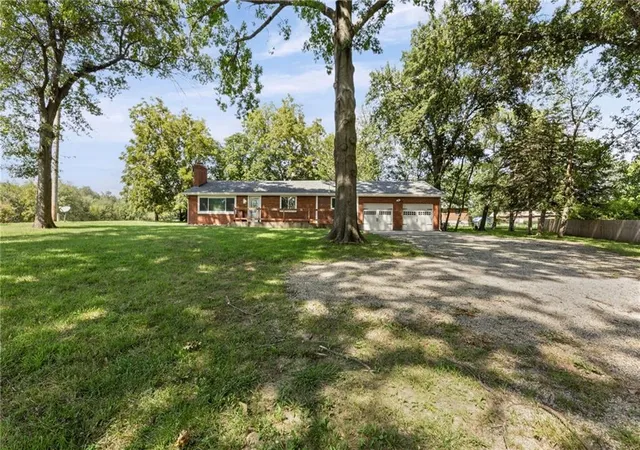 Photo 4 of Single family home for sale at 301 N 169 Hwy, Smithville, MO 64089 | MLS# 2639405 | Listing updated on 2026-08-29