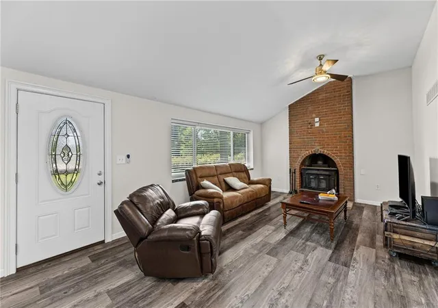 Photo 5 of Single family home for sale at 301 N 169 Hwy, Smithville, MO 64089 | MLS# 2639405 | Listing updated on 2026-08-29