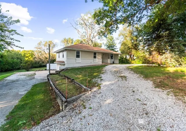 Photo 3 of Single family home for sale at 1605 Country Rd Aa Hwy, Blue Springs, MO 64014 | MLS# 2639433 | Listing updated on 2026-10-08