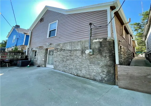 Photo 4 of Single family home for sale at 902 W 29Th St, Kansas City, MO 64108 | MLS# 2639434 | Listing updated on 2026-08-29