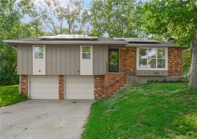 Single family home for sale at 3116 N 84Th Ter, Kansas City, KS 66109 | MLS# 2639476