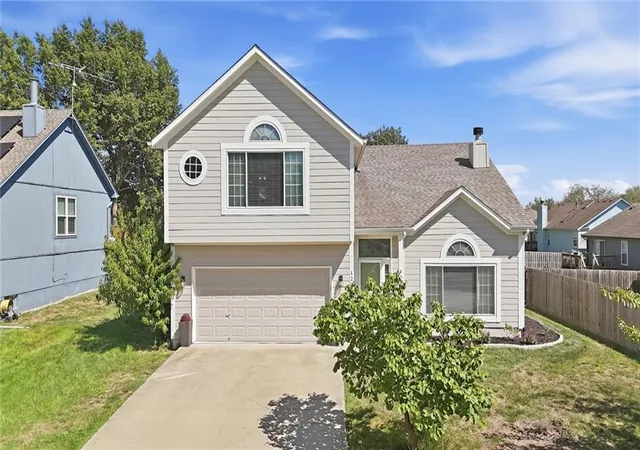 Photo 1 of Single family home for sale at 1221 Se Meridian Dr, Lees Summit, MO 64081 | MLS# 2639510 | Listing updated on 2026-10-02