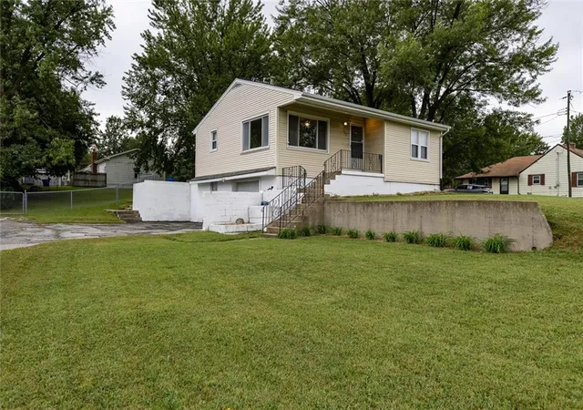 Photo 2 of Single family home for sale at 1405 Ne 72 St, Gladstone, MO 64118 | MLS# 2639513 | Listing updated on 2026-09-13
