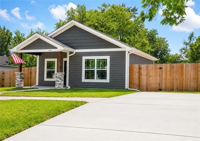 Photo 3 of Single family home for sale at 618 N Cedar St, Ottawa, KS 66067 | MLS# 2639530 | Listing updated on 2026-09-29
