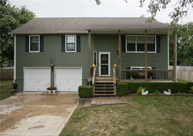 Photo 3 of Sale Pending at 607 Se 120 Rd Rd, Warrensburg, MO 64093 | MLS# 2639545 | Listing updated on 2026-10-08