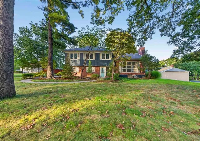 Photo 2 of Single family home for sale at 6324 Robin Hood Dr, Shawnee, KS 66203 | MLS# 2639556 | Listing updated on 2026-10-03
