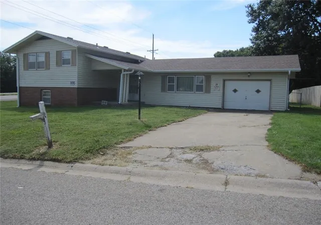 Photo 1 of Single family home for sale at 3306 Jennifer Ln, Country Club, MO 64506 | MLS# 2639568 | Listing updated on 2026-09-01
