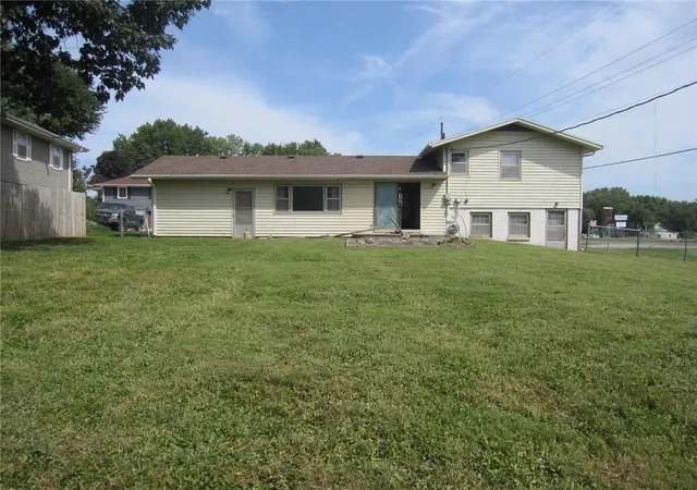 Photo 3 of Single family home for sale at 3306 Jennifer Ln, Country Club, MO 64506 | MLS# 2639568 | Listing updated on 2026-09-01