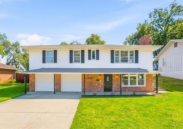 Single family home for sale at 3017 S Hall Rd, Independence, MO 64052 | MLS# 2639578