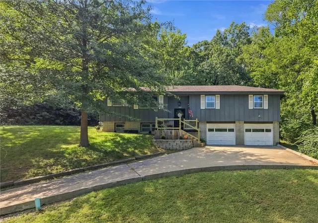 Photo 3 of Single family home for sale at 1602 Westwood Dr, Leavenworth, KS 66048 | MLS# 2639588 | Listing updated on 2026-09-17