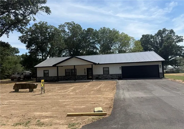 Photo 1 of Single family home for sale at 215 W Washington St, Arma, KS 66712 | MLS# 2639591 | Listing updated on 2026-10-06