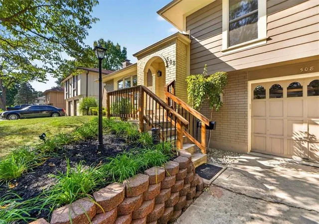 Photo 2 of Sale Pending at 508 Sunset Ln, Belton, MO 64012 | MLS# 2639593 | Listing updated on 2026-09-05