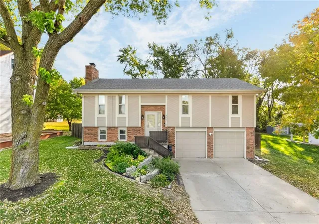 Photo 1 of Single family home for sale at 8005 N Congress, Kansas City, MO 64152 | MLS# 2639612 | Listing updated on 2026-10-20