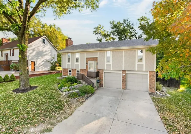 Photo 2 of Single family home for sale at 8005 N Congress, Kansas City, MO 64152 | MLS# 2639612 | Listing updated on 2026-10-20