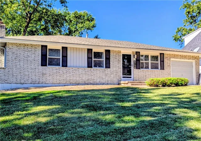 Single family home for sale at 5724 N Denver Ave, Kansas City, MO 64119 | MLS# 2639631
