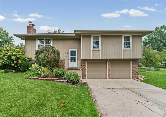 Single family home for sale at 10517 N Mcgee St, Kansas City, MO 64155 | MLS# 2639664