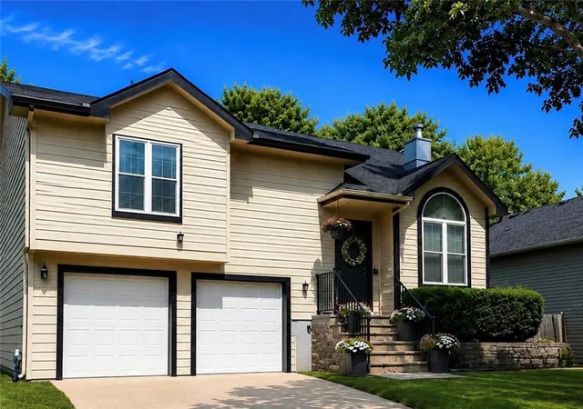 Photo 1 of Sale Pending at 122 Oakbrook Ct, Lansing, KS 66043 | MLS# 2639678 | Listing updated on 2026-09-28