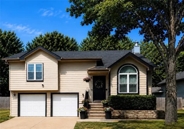 Photo 2 of Sale Pending at 122 Oakbrook Ct, Lansing, KS 66043 | MLS# 2639678 | Listing updated on 2026-09-28