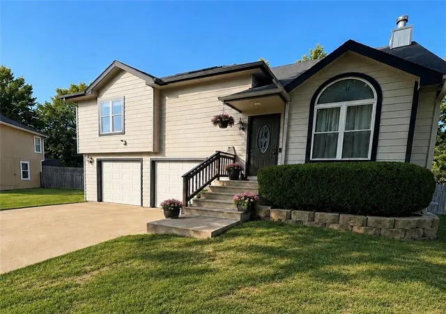 Photo 3 of Sale Pending at 122 Oakbrook Ct, Lansing, KS 66043 | MLS# 2639678 | Listing updated on 2026-09-28
