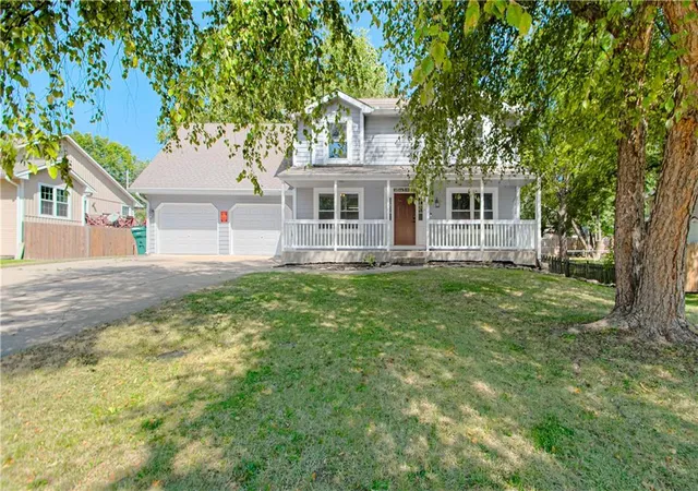 Single family home for sale at 620 Meadowlark Rd, Lansing, KS 66043 | MLS# 2639682