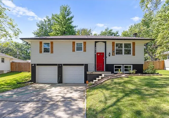 Photo 1 of Sale Pending at 3916 S Crackerneck Rd, Independence, MO 64055 | MLS# 2639683 | Listing updated on 2026-10-04