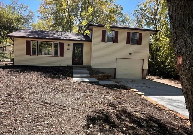 Photo 3 of Single family home for sale at 1828 E Pine St, Fort Scott, KS 66701 | MLS# 2639684 | Listing updated on 2026-09-01