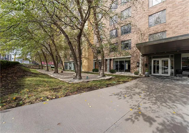 Photo 2 of Condo for sale at 600 E 8th Street #4F, Kansas City, MO 64106 | MLS# 2639685 | Listing updated on 2026-09-04