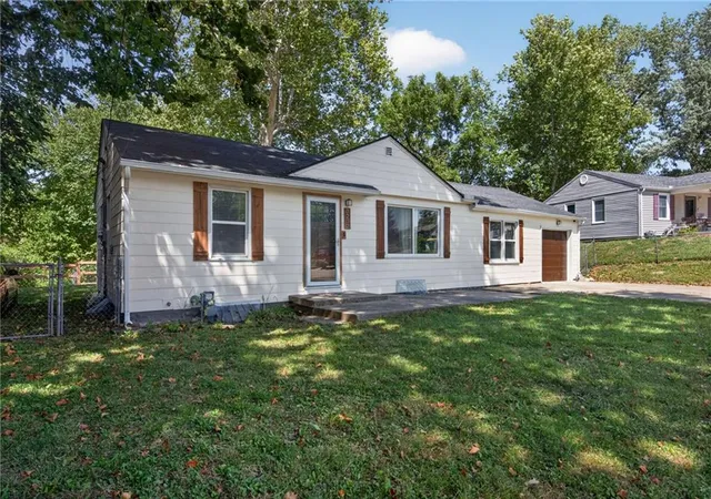 Photo 2 of Sale Pending at 3232 W Townsend Ct, Kansas City, KS 66109 | MLS# 2639690 | Listing updated on 2026-09-05