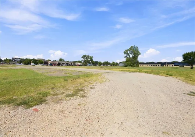 23rd image of 1406 East St, Iola, KS 66749 | MLS# 2639692
