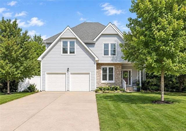 Photo 1 of Single family home for sale at 6913 Red Oak Dr, Shawnee, KS 66217 | MLS# 2639699 | Listing updated on 2026-10-04